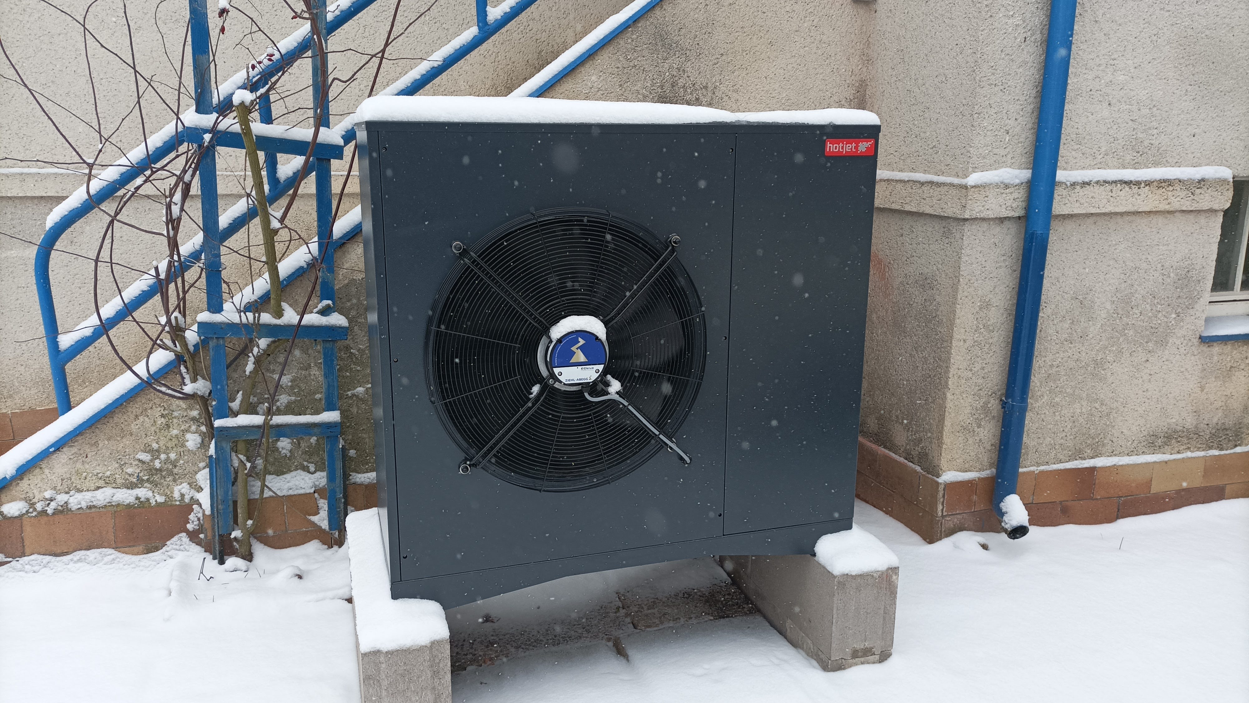 Czech quality, heats up to 65°C, quiet fan, phone control – Lucie B.